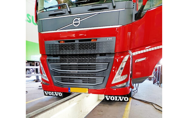 Spatlapbeugel set voor Volvo FH4/5 zonder onderlip zonder spatlappen
